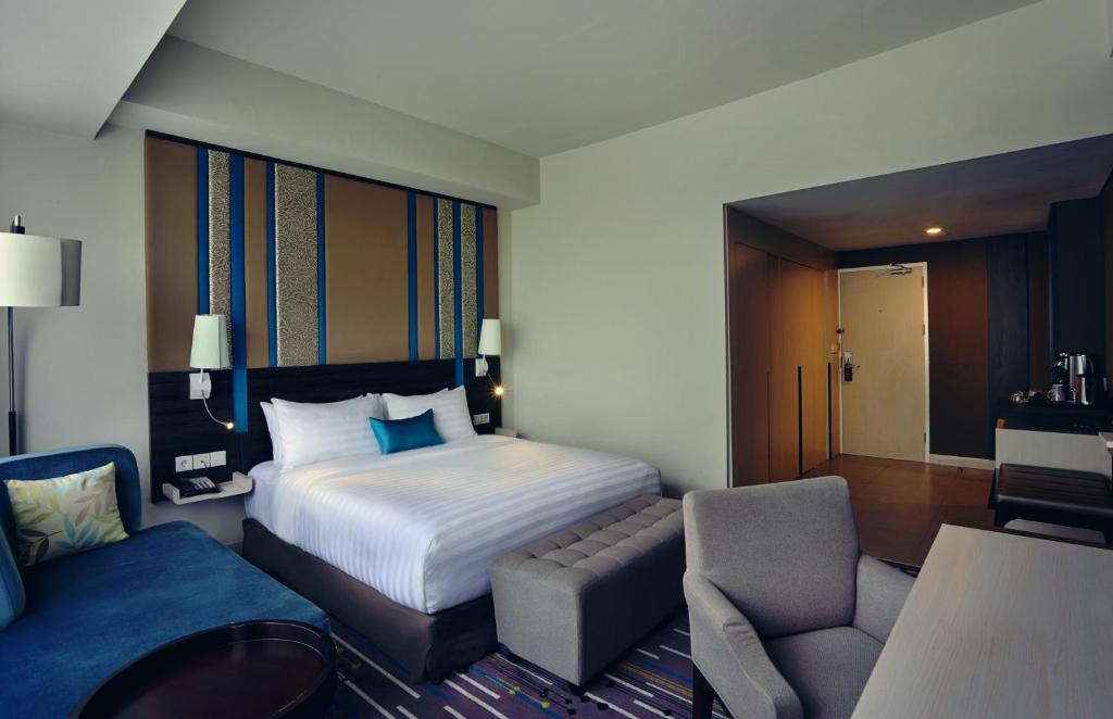 Postel nebo postele na pokoji v ubytování Mercure Serpong Alam Sutera