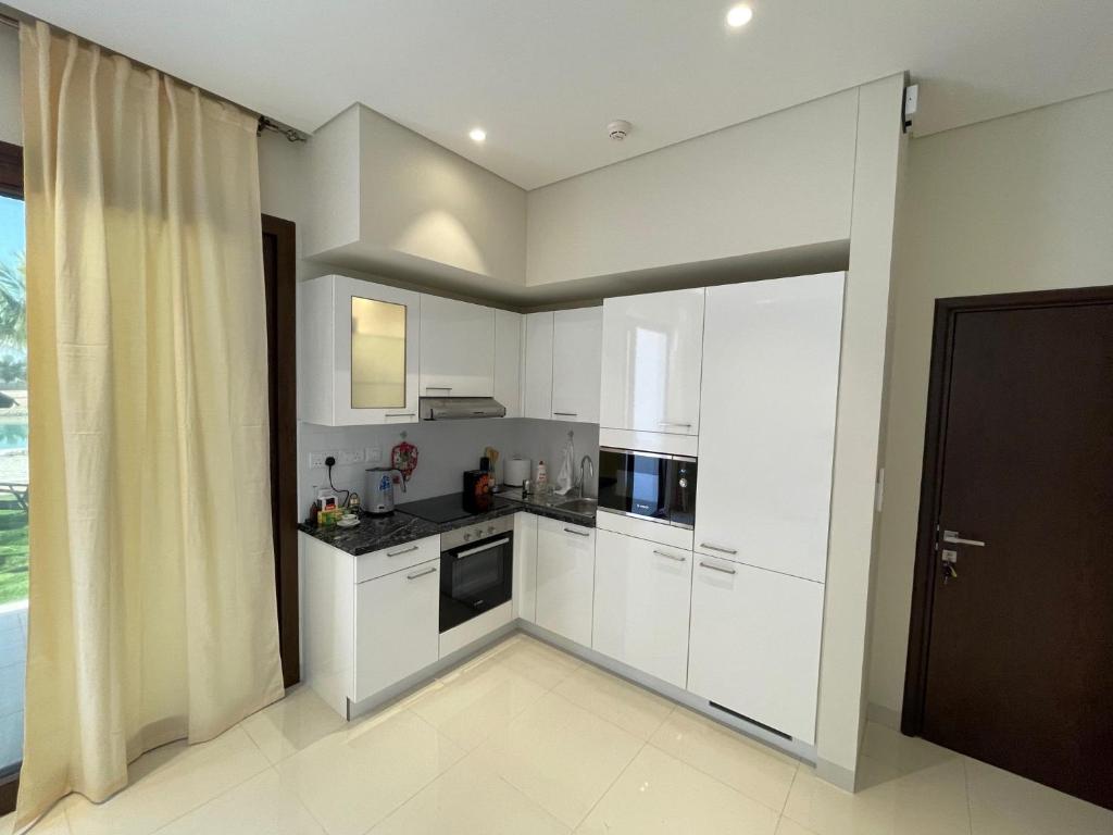 Kuchyň nebo kuchyňský kout v ubytování Mokango Apartment Hawana Salalah
