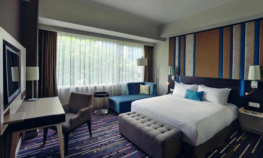 Postel nebo postele na pokoji v ubytování Mercure Serpong Alam Sutera