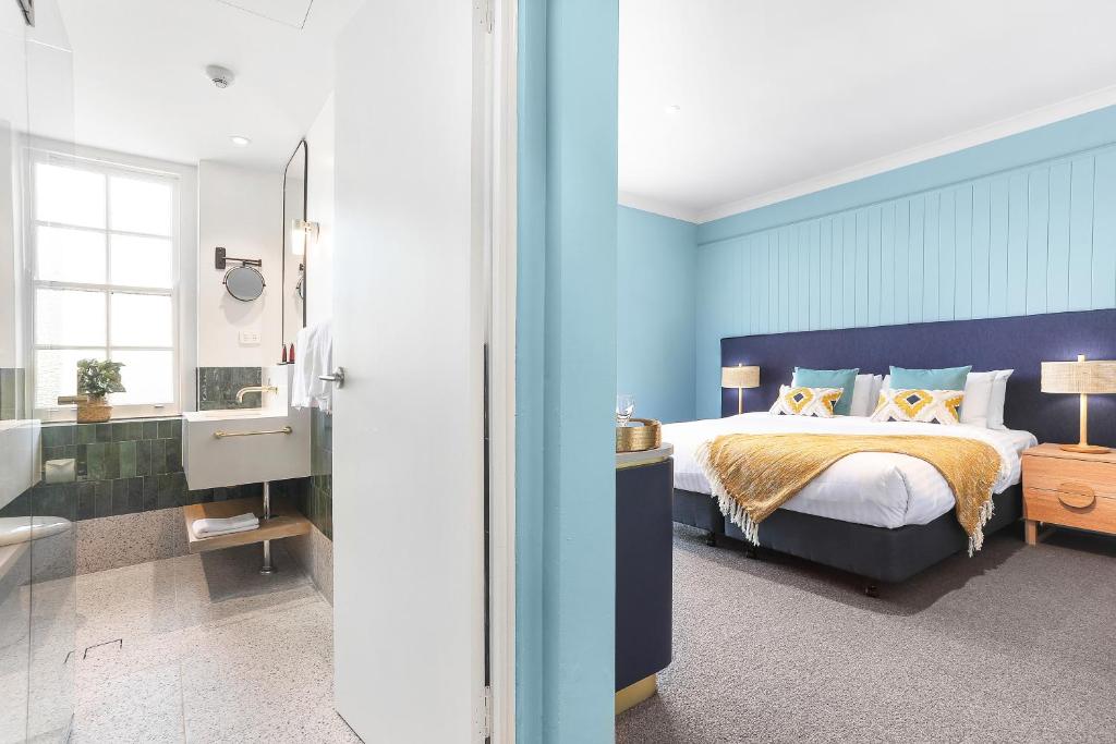 Postel nebo postele na pokoji v ubytování Coogee Bay Hotel