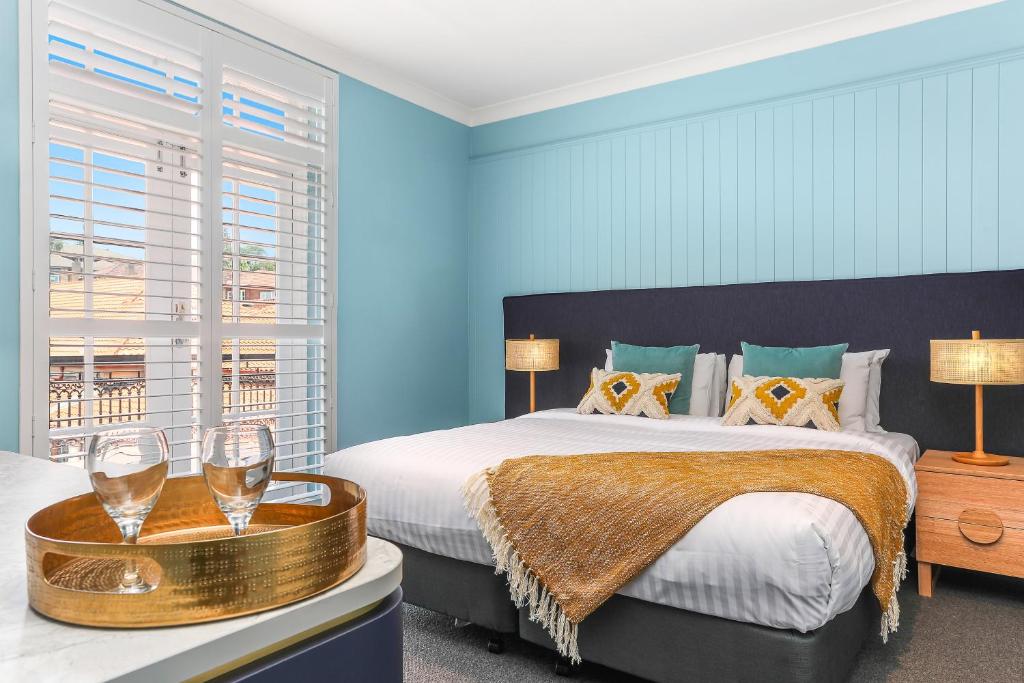 Postel nebo postele na pokoji v ubytování Coogee Bay Hotel