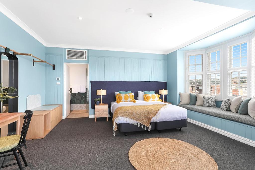 Postel nebo postele na pokoji v ubytování Coogee Bay Hotel