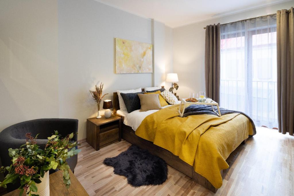 una camera con un letto con una coperta gialla di Old Riga Ridzenes Residence Design Apartments a Riga