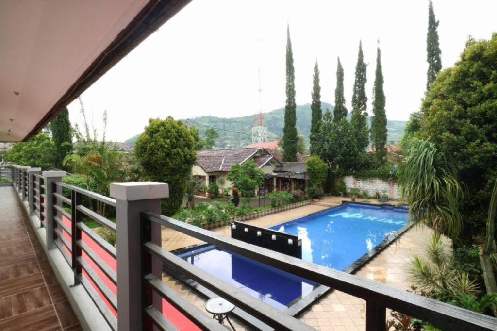 - Balcón con vistas a la piscina en Narima Resort Hotel, en Lembang