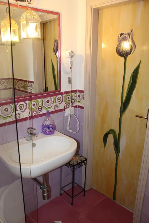 A bathroom at La Siciliana-di fronte la Cattedrale