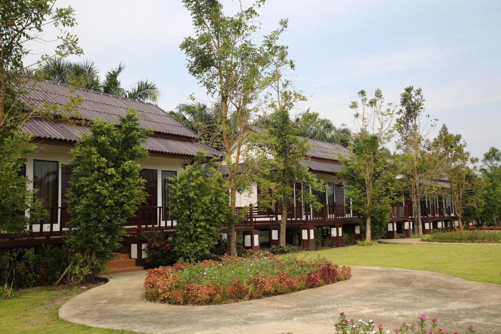 Gallery image of Sunflora Resort Chumphon in Chumphon