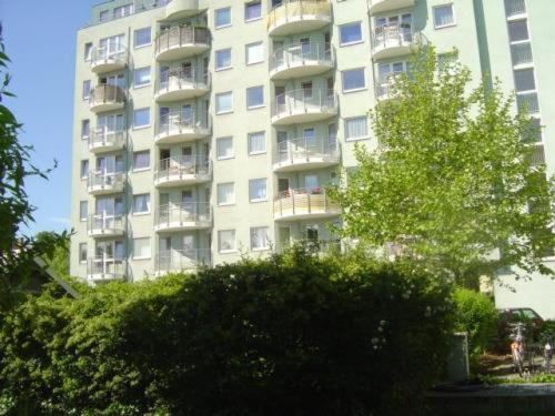 - un grand immeuble blanc avec balcon dans l'établissement TopDomizil - Apartments "Residenz Prenzelberg", à Berlin