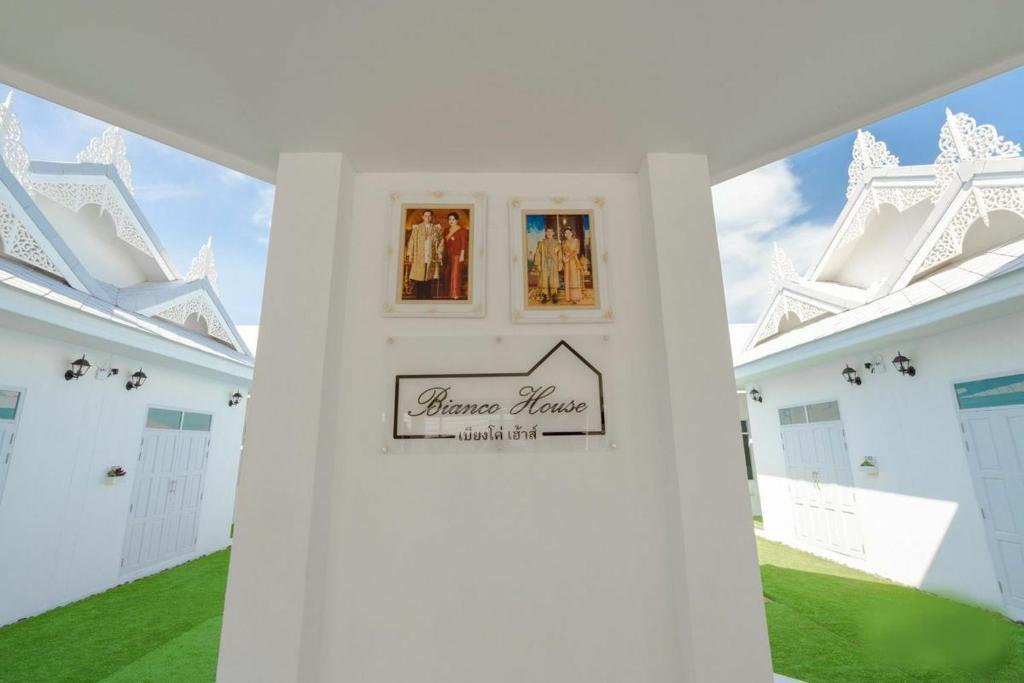 Certifikát, hodnocení, plakát nebo jiný dokument vystavený v ubytování Bianco House Resort