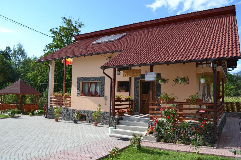 une petite maison avec un toit rouge dans l'établissement Arnota, à Costeşti