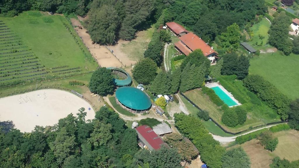 Basen w obiekcie Bilocale in the Farm- Malpensa-Lago Maggiore lub w pobliżu