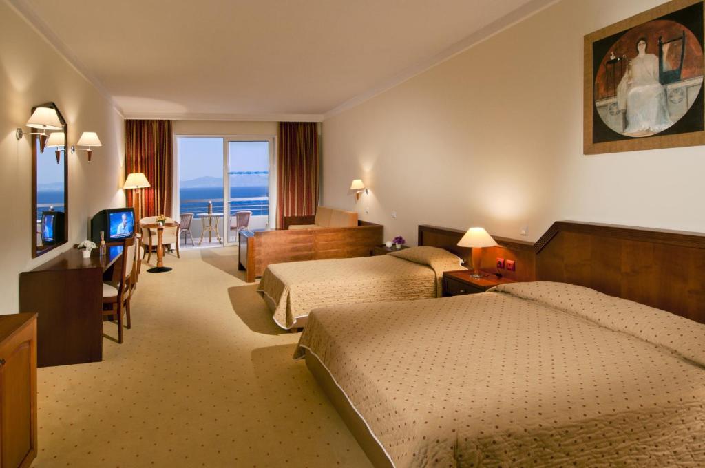 Kipriotis Panorama Hotel & Suites - Junior Suite (2 Adultos + 2 Niños) Con Vista Al Mar Lateral