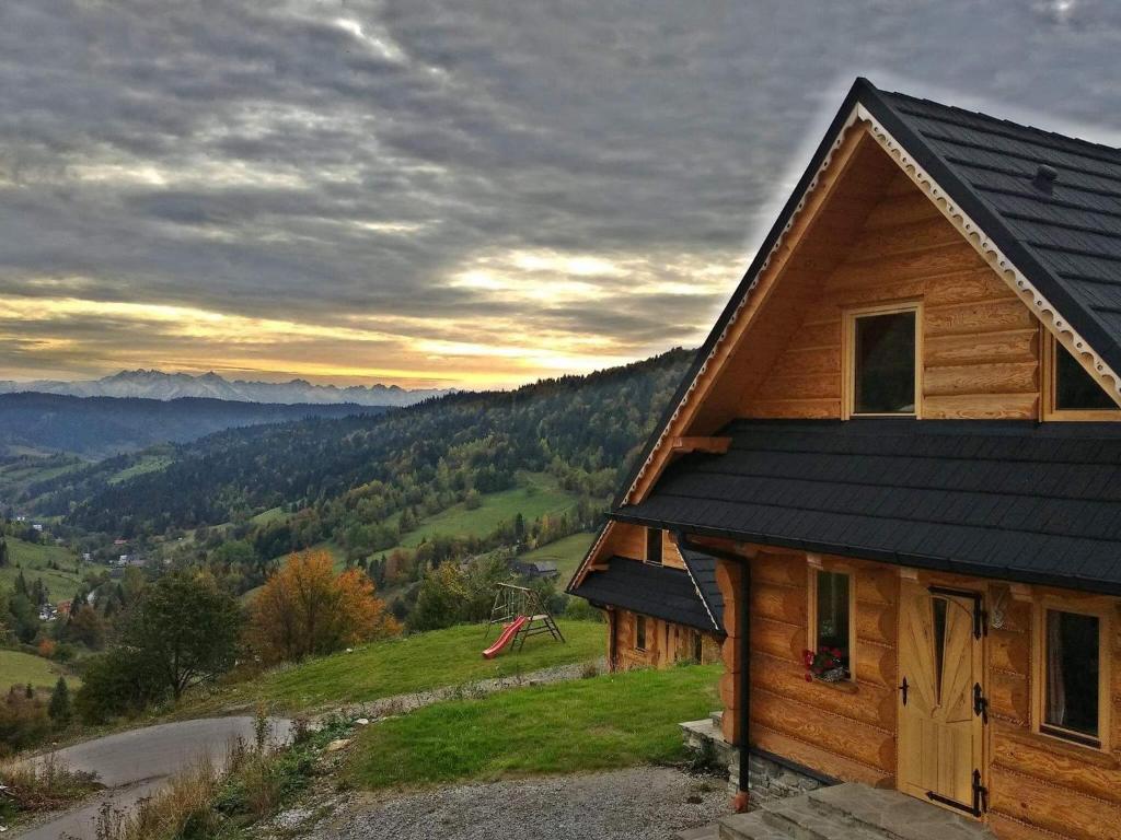 eine Hütte auf einem Hügel mit Bergblick in der Unterkunft Gorczańskie Siedlisko in Ochotnica Górna