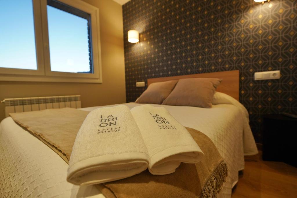 Postel nebo postele na pokoji v ubytování Larrion Hostal - Ostatua