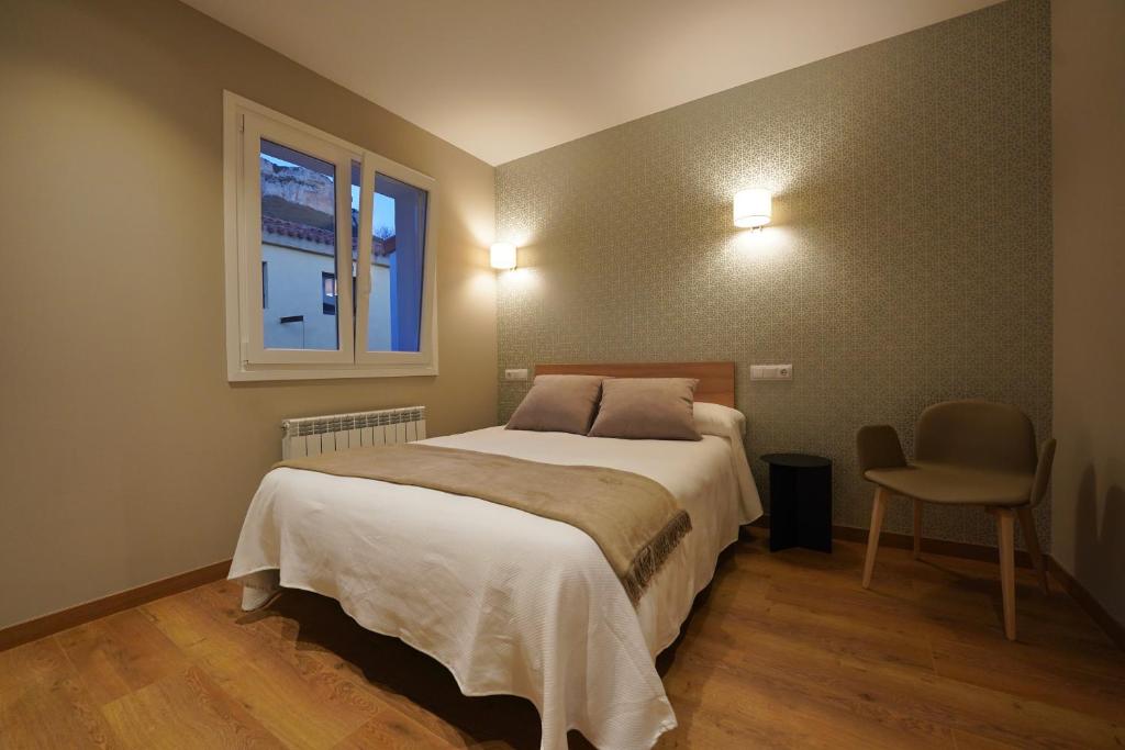 Postel nebo postele na pokoji v ubytování Larrion Hostal - Ostatua