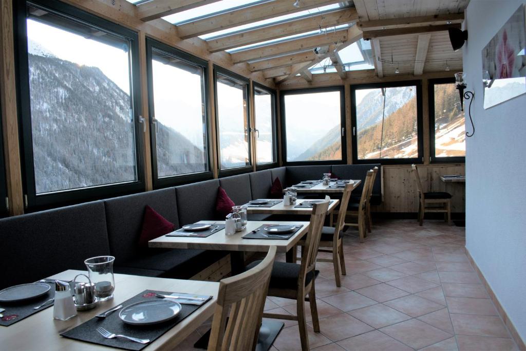 Nespecifikovaný výhled na hory nebo výhled na hory při pohledu z hotelu