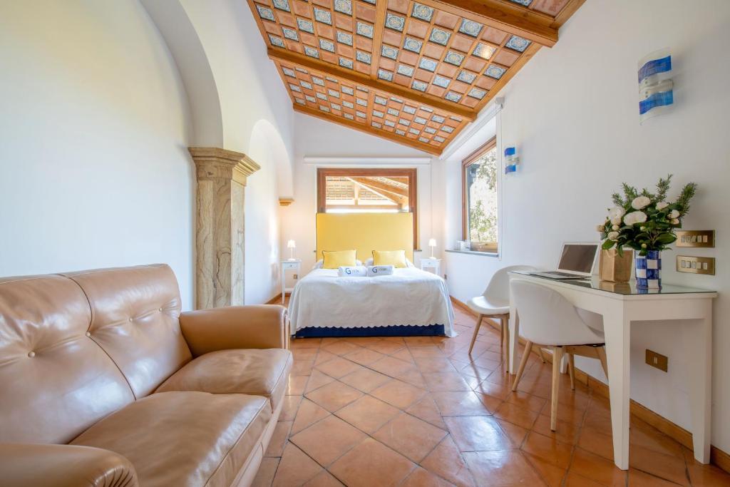 un soggiorno con divano e letto di Chalet Lidia a Sorrento