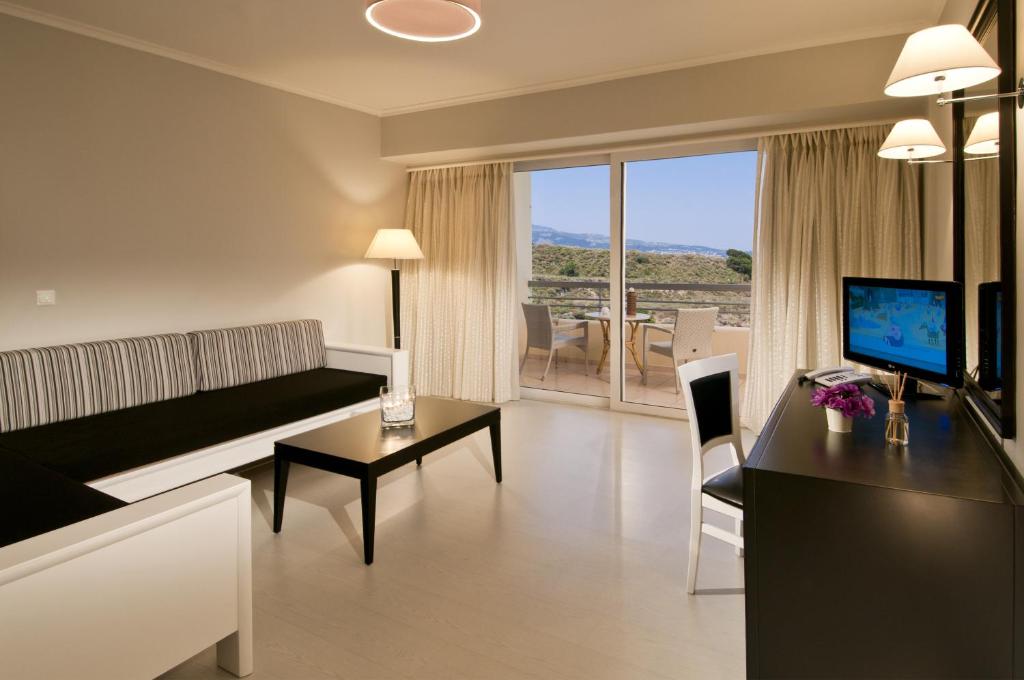 TV a/nebo společenská místnost v ubytování Kipriotis Panorama Hotel & Suites