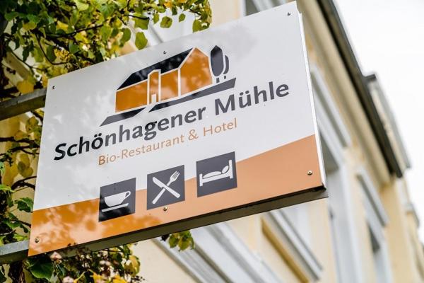 普利茲瓦克的住宿－Schönhagener Mühle，读取炼焦厂厂家的 ⁇ 头和房子的标志