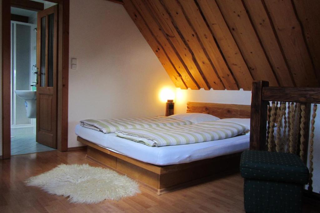 Postel nebo postele na pokoji v ubytování Chalupa Štrba