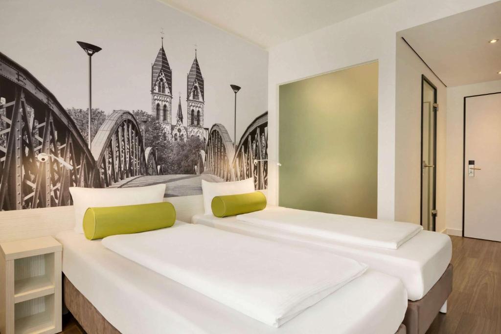 Un pat sau paturi într-o cameră la Super 8 Freiburg