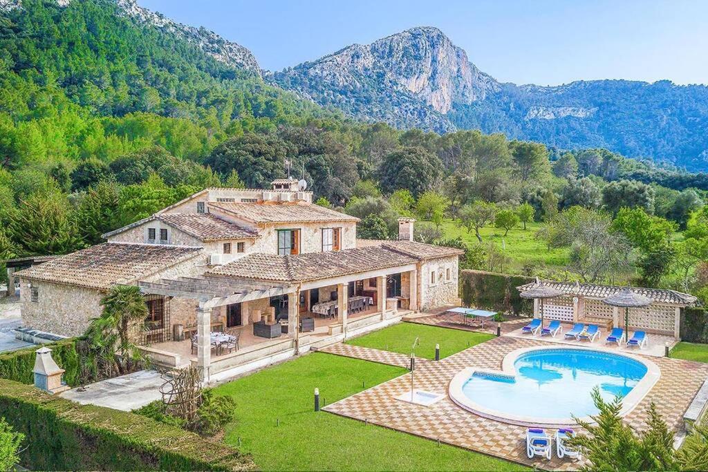 uma vista aérea de uma casa com piscina em Finca Rafalet, Pollensa by Renthousing em Pollença