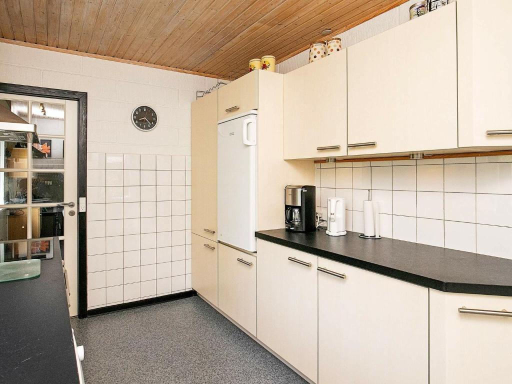 Kuchyň nebo kuchyňský kout v ubytování 6 person holiday home in Spøttrup-By Traum
