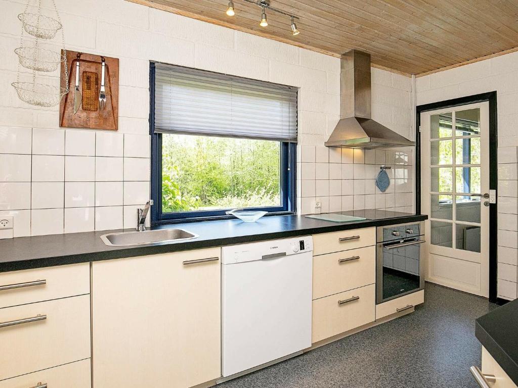 Kuchyň nebo kuchyňský kout v ubytování 6 person holiday home in Spøttrup-By Traum