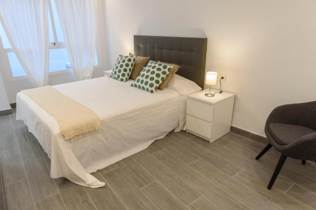 Łóżko lub łóżka w pokoju w obiekcie Apartamentos Constitución by Renthas