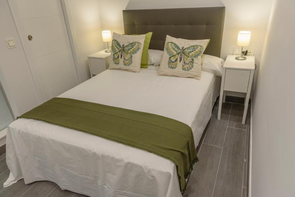 Łóżko lub łóżka w pokoju w obiekcie Apartamentos Constitución by Renthas