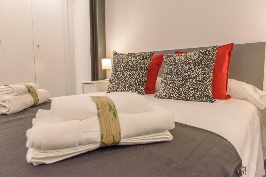 Łóżko lub łóżka w pokoju w obiekcie Apartamentos Constitución by Renthas