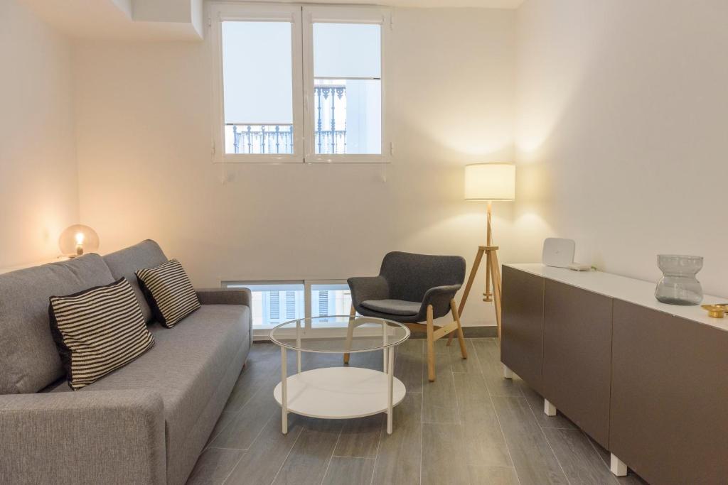 Część wypoczynkowa w obiekcie Apartamentos Constitución by Renthas