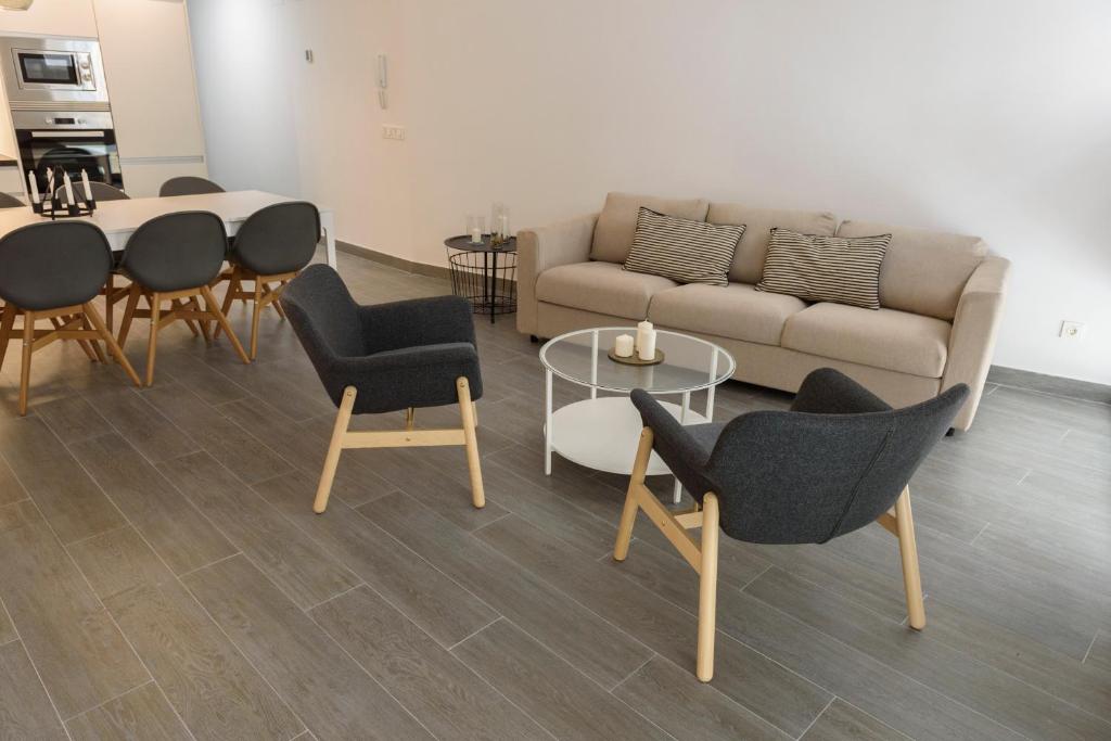 Część wypoczynkowa w obiekcie Apartamentos Constitución by Renthas