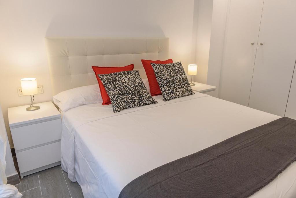 Łóżko lub łóżka w pokoju w obiekcie Apartamentos Constitución by Renthas