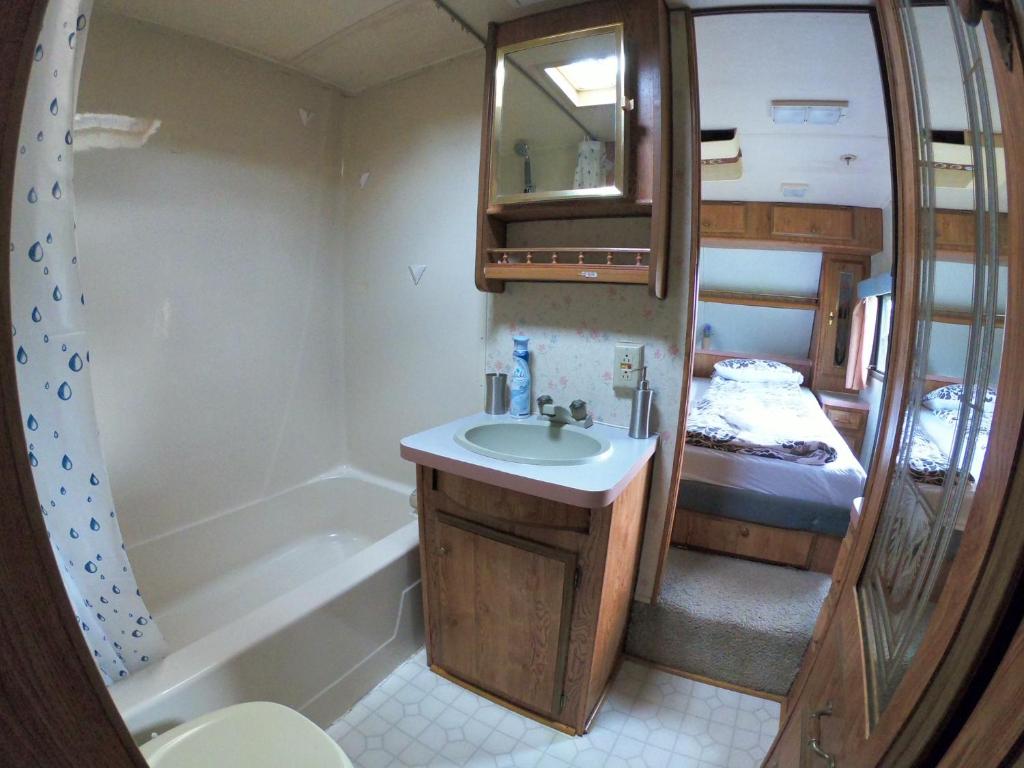 Postel nebo postele na pokoji v ubytování Honey Tiny Home