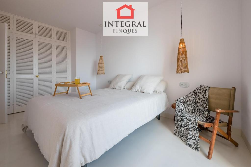 A bed or beds in a room at Palamós Moonlight Apartment