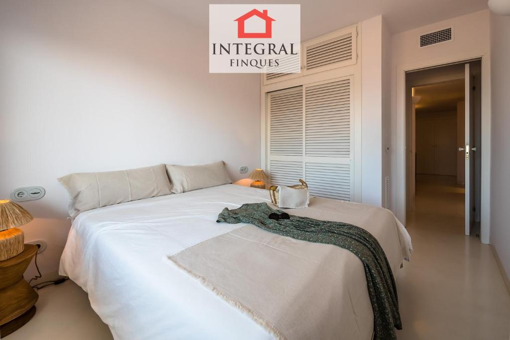 A bed or beds in a room at Palamós Moonlight Apartment