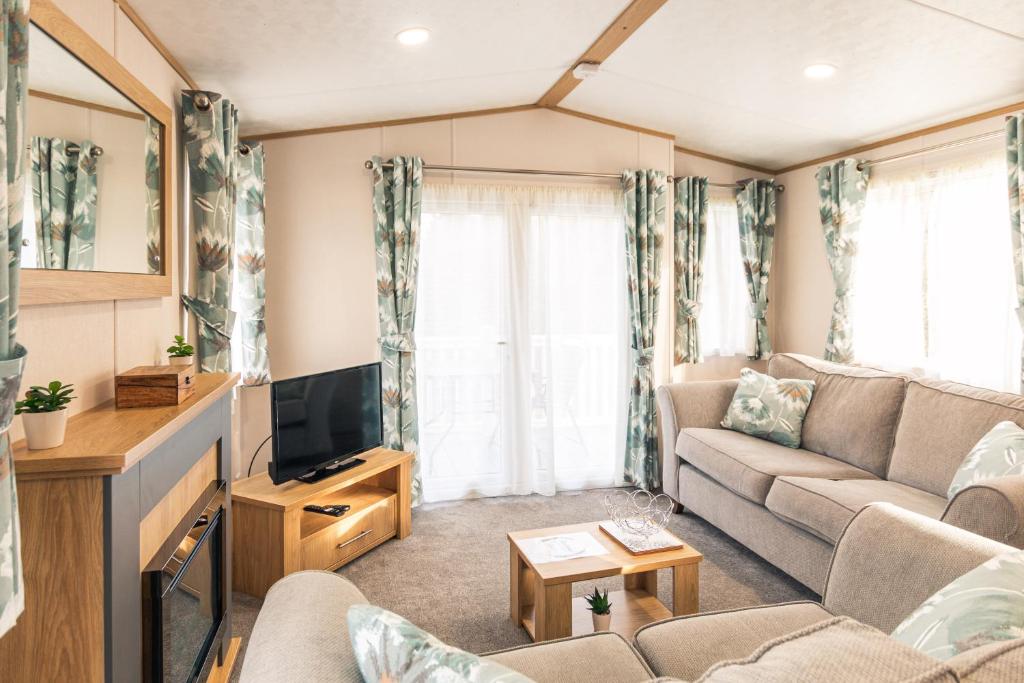Yorkshire Lodge with Hot Tub - Lodge