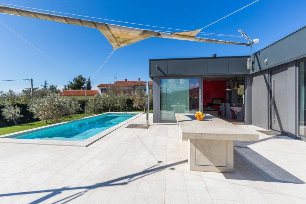 Piscina de la sau aproape de Villa with pool and private garden in Rovinj