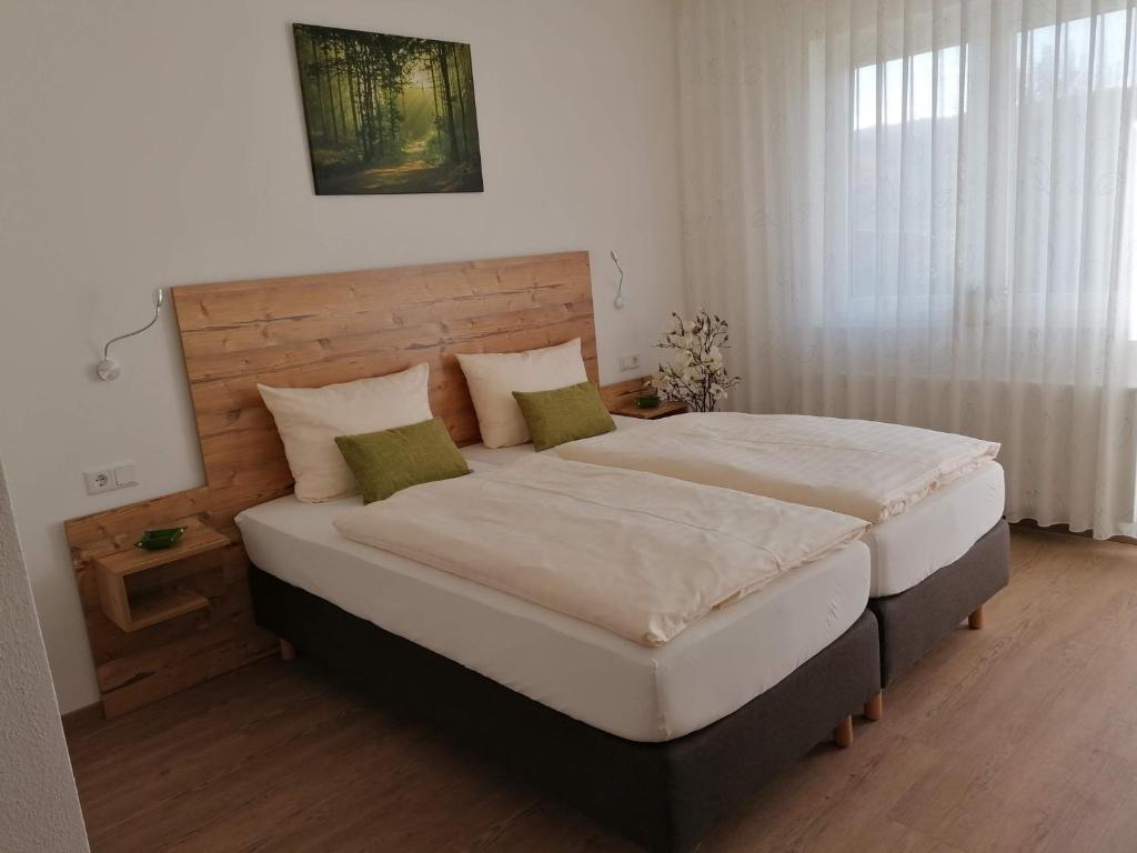 Postel nebo postele na pokoji v ubytování Römercastell Wirtshaus & Hotel
