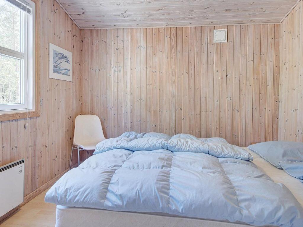 Postel nebo postele na pokoji v ubytování 4 person holiday home in Nexø