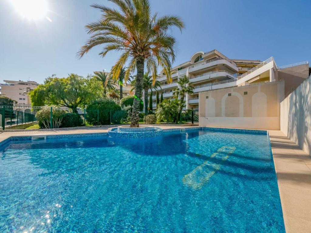 - une piscine dans une villa avec un palmier dans l'établissement Apartment Riviera Park-1 by Interhome, à Cannes