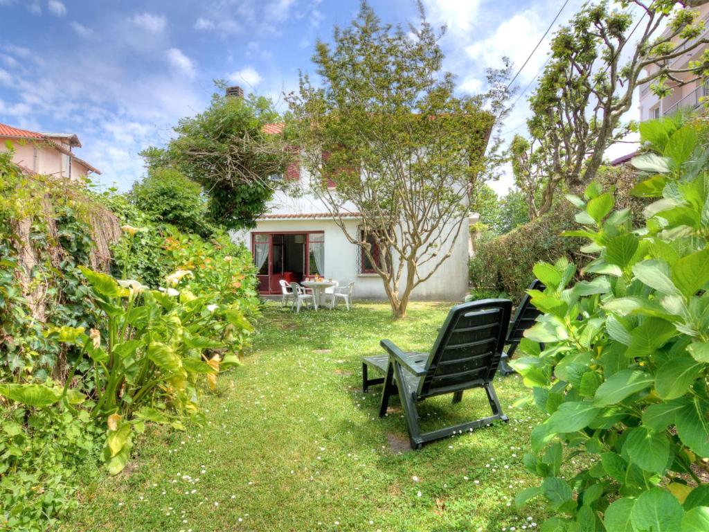 a green bench in the yard of a house at Apartment la République-1 by Interhome in Biarritz