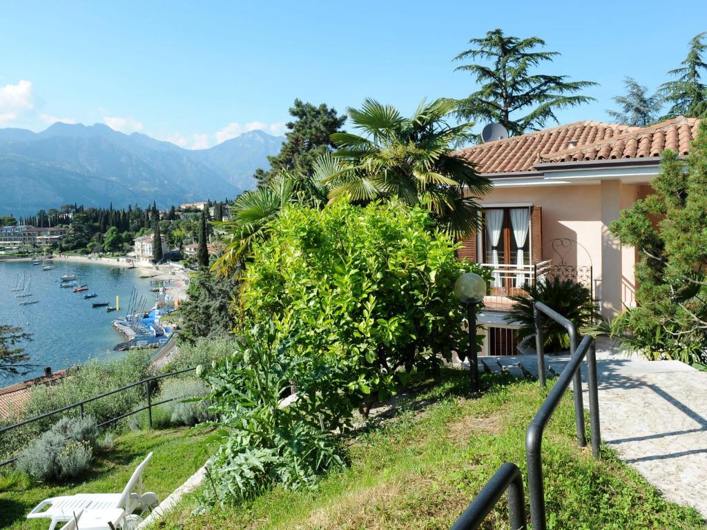 una casa con vista su un fiume e sulle montagne di Apartment Belvedere-2 by Interhome a Malcesine