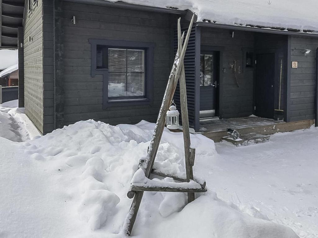ルカにあるHoliday Home Rukamaja by Interhomeの家の前の雪かぶ