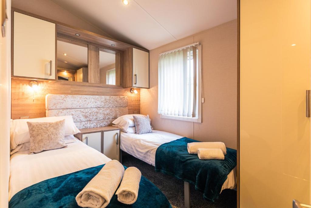 Katil atau katil-katil dalam bilik di Juniper Lodge with Hot Tub