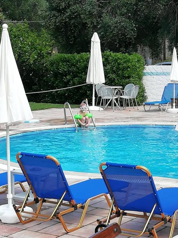Bazén v ubytování Poseidon Suites by CorfuEscapes nebo v jeho okolí