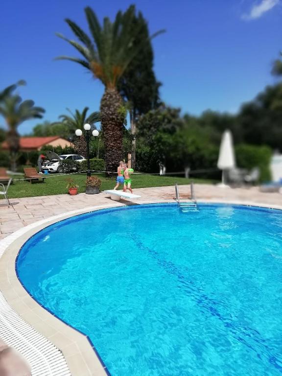 Bazén v ubytování Poseidon Suites by CorfuEscapes nebo v jeho okolí