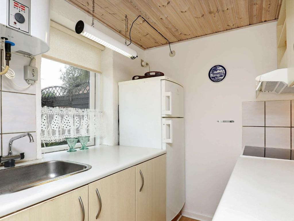 Kuchyň nebo kuchyňský kout v ubytování 4 person holiday home in Nykøbing M-By Traum