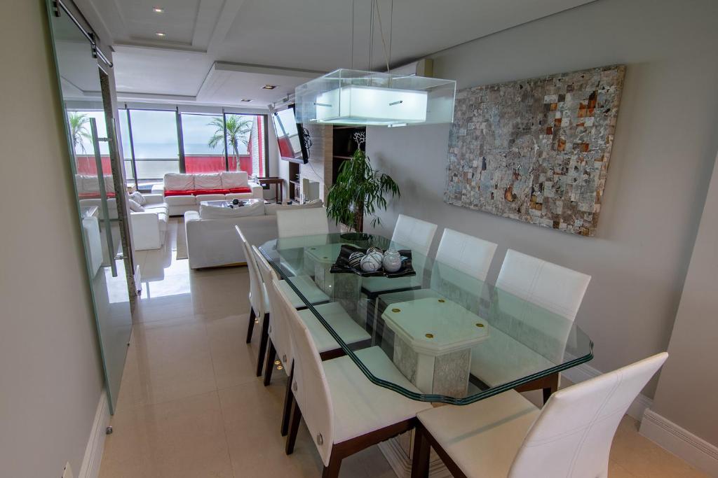  Ap com WiFi piscina e praia privativa no Guaruja