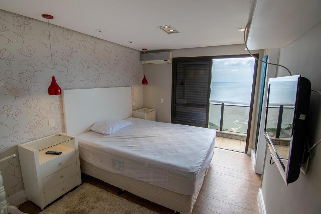  Ap com WiFi piscina e praia privativa no Guaruja
